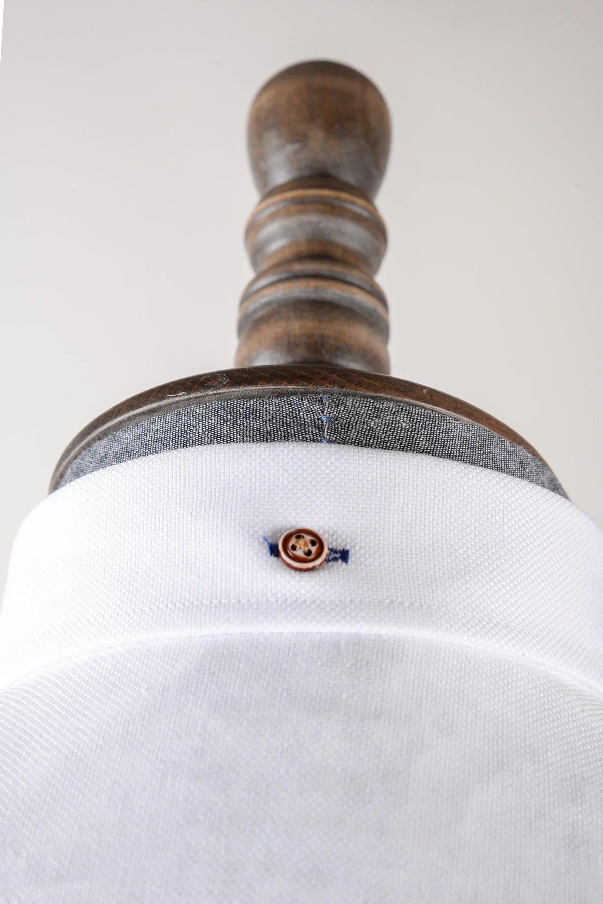 CHARLIE - White Oxford Shirt With Tan Buttons