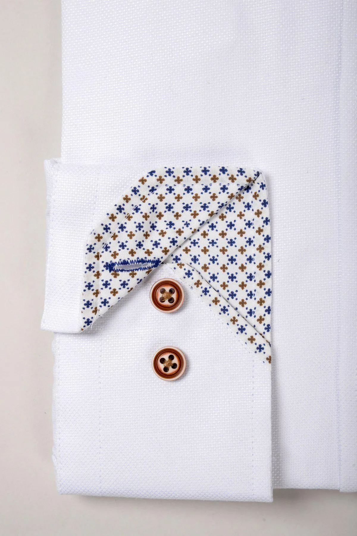 CHARLIE - White Oxford Shirt With Tan Buttons